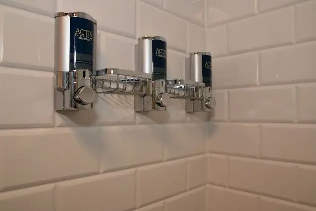 Oda, 2 Büyük (Queen) Boy Yatak (Mobility Accessible, Roll-In Shower)