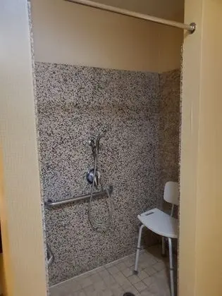 Süit, 1 En Büyük (King) Boy Yatak, Engellilere Uygun, Sigara İçilmez (Roll-In Shower)