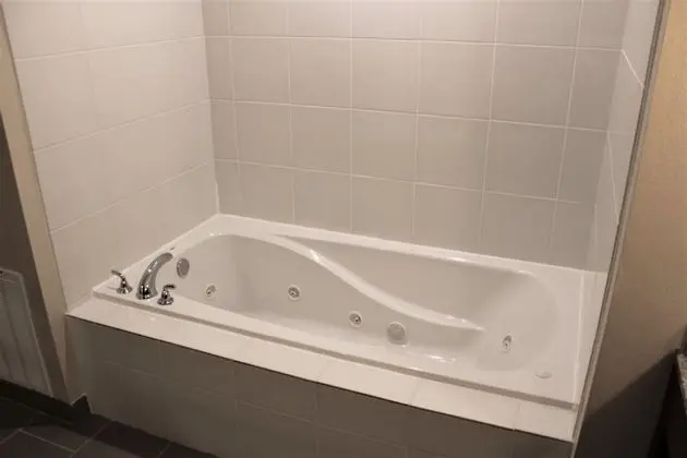 Süit, 1 En Büyük (King) Boy Yatak ve Çekyat, Sigara İçilmez (Whirlpool In Bath)