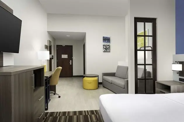 Süit, Sigara İçilmez, Zemin Kat (Room towards Road, Near elevator)