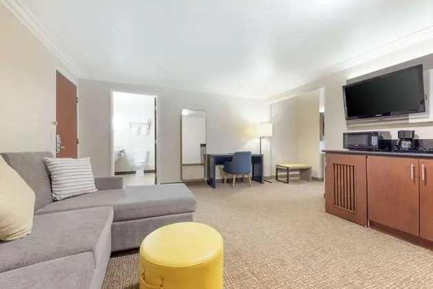 Süit, 1 En Büyük (King) Boy Yatak ve Çekyat, Sigara İçilmez (Sofa Bed, Living Room,)