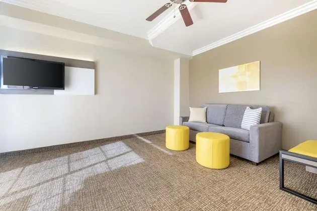 Süit, 1 En Büyük (King) Boy Yatak ve Çekyat, Sigara İçilmez (Sofa Bed, Living Room,)