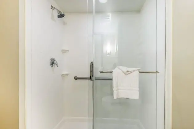 Süit, 1 En Büyük (King) Boy Yatak ve Çekyat, Engellilere Uygun, Sigara İçilmez (Roll-In Shower)