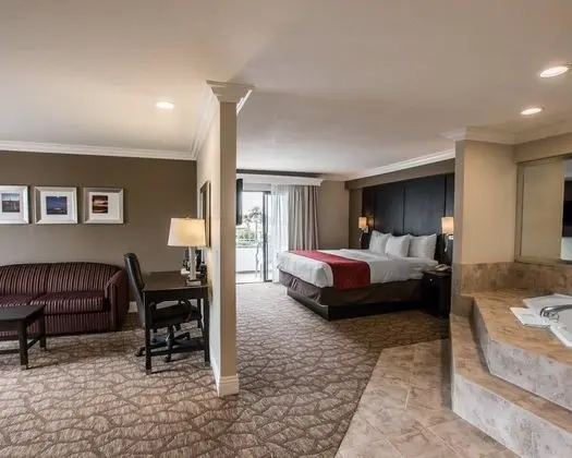 Deluxe Suite, 1 King Bed with Sofabed, Jetted Tub, Non Smoking