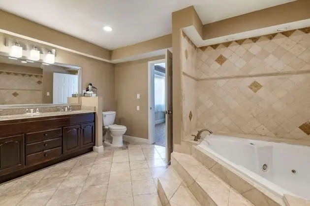 Deluxe Suite, 1 King Bed with Sofabed, Jetted Tub, Non Smoking