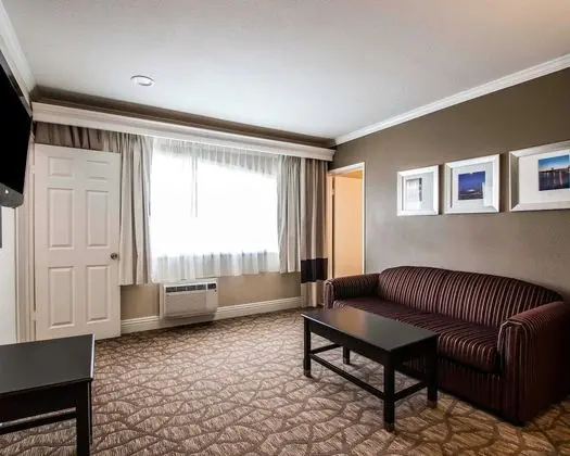 Family Suite, 2 Queen Beds with Sofabed, Non Smoking