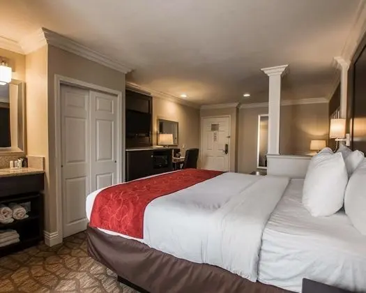 Suite, 1 King Bed with Sofabed, Non Smoking