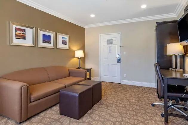 Suite, 1 King Bed with Sofabed, Non Smoking