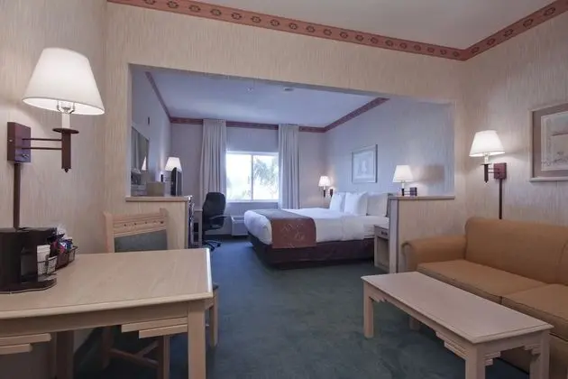 Süit, Sigara İçilmez (2 Queen Beds, 2 Person Sofa bed)