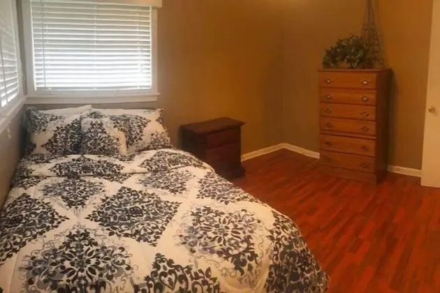 Ev (Comfortable 2 bedroom close to Waycro)