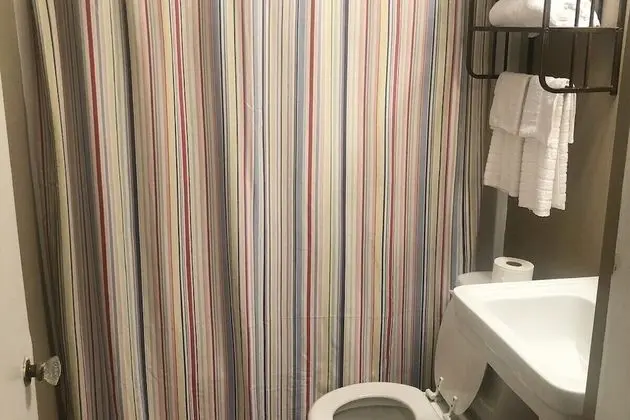 Ev (Comfortable 2 bedroom close to Waycro)