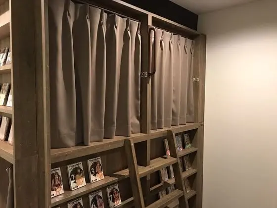 Standard Oda, Sadece erkekler için (Lower Capsule, Free Drink)