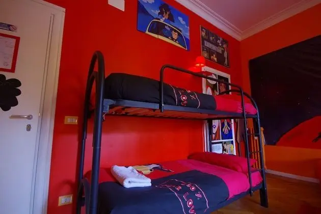 Ortak Ranzalı Oda, 1 Tek Kişilik Yatak
