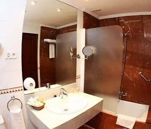 Tek Büyük Yataklı Oda, Zemin Kat