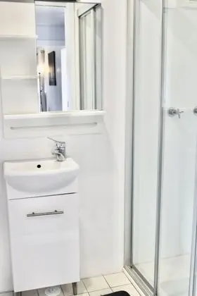 Kulübe, Özel Banyo (Large Self-Contained)