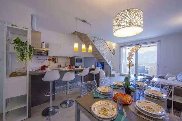 Family Apart Daire, Birden Çok Yatak, 2 Banyolu, Dağ Yamacı (Como Lake Modern Apartment Ulivi)