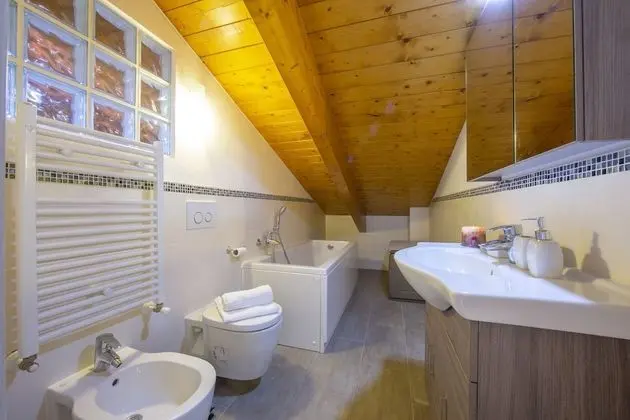 Family Apart Daire, Birden Çok Yatak, 2 Banyolu, Dağ Yamacı (Como Lake Modern Apartment Ulivi)