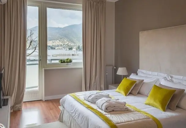 Luxury Apart Daire, Teras, Göl Manzaralı (Cavour)