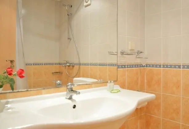 Büyük Yataklı Tek Kişilik Oda