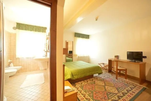 Tek Büyük Yataklı Oda, 1 Çift Kişilik Yatak ve Çekyat (2+1)