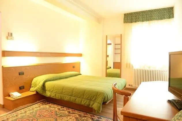 Tek Büyük Yataklı Oda, 1 Çift Kişilik Yatak ve Çekyat (2+1)