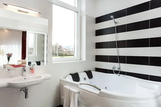Tek Büyük Yataklı Oda, Balkon, Dağ Manzaralı