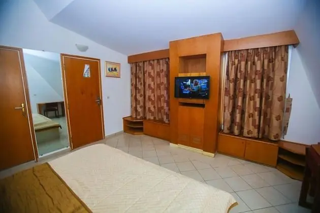 Senior Tek Büyük Yataklı Oda