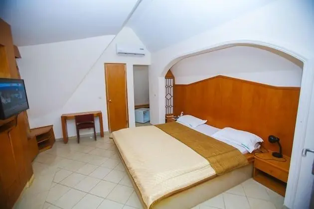Senior Tek Büyük Yataklı Oda