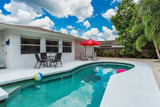 Ev (Conch Cottage Pool Home)