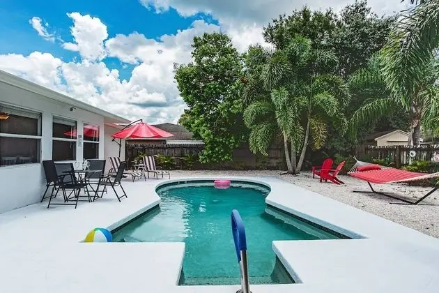 Ev (Conch Cottage Pool Home)