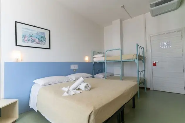 Dört Kişilik Oda, Deniz Manzaralı