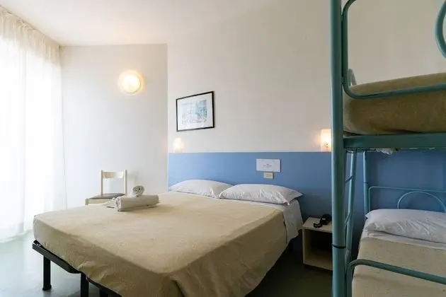 Dört Kişilik Oda, Deniz Manzaralı