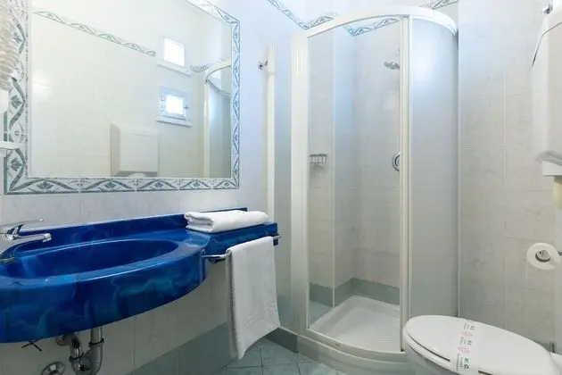 Üç Kişilik Oda, Deniz Manzaralı