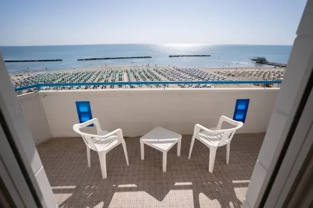 Üç Kişilik Oda, Deniz Manzaralı