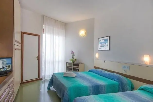 Üç Kişilik Oda, Deniz Manzaralı