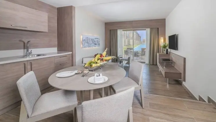 FAMILY POOL SUITE