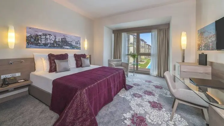 FAMILY POOL SUITE