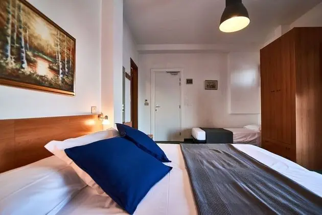 Basic Double room with lateral sea view