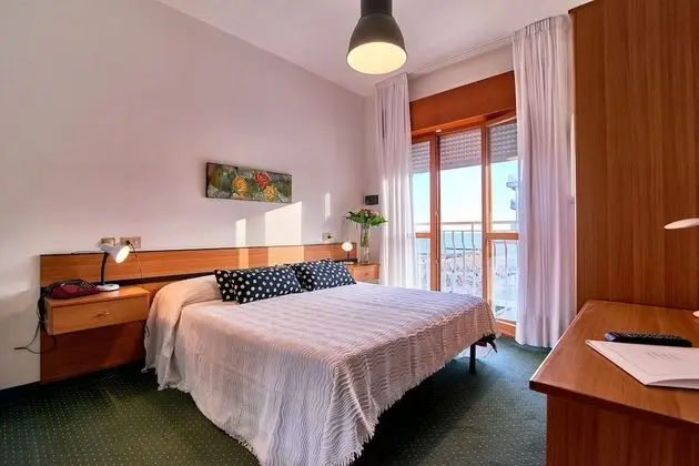 Economy Room with lateral sea view