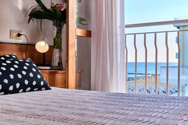 Economy Room with lateral sea view