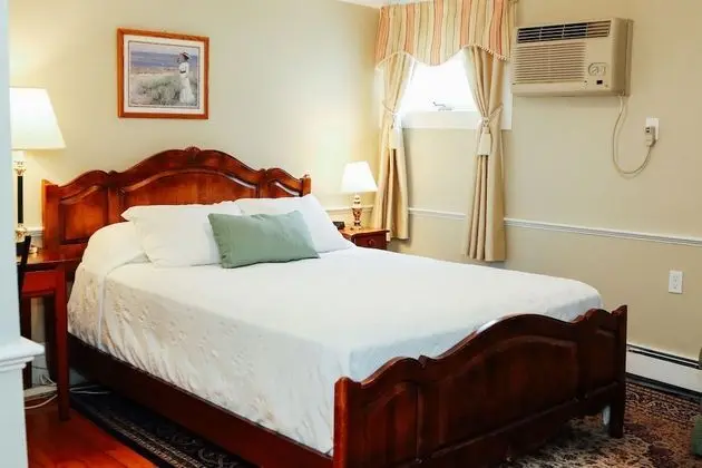 Historic Main Inn, 1 King, No Pets