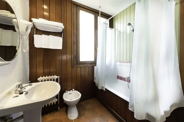 Habitación Doble con Sofá Cama