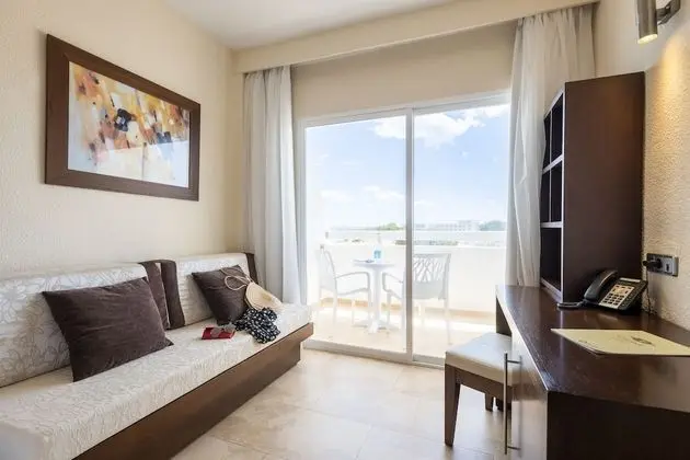Tek Büyük Yataklı Oda, Balkon, Kısmi Deniz Manzaralı
