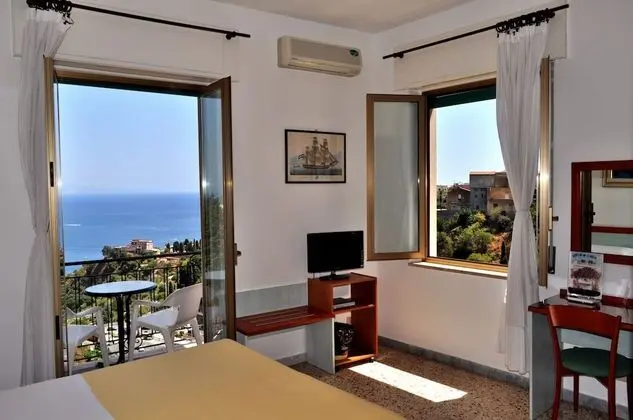 Tek Büyük veya İki Ayrı Yataklı Oda, Balkon, Deniz Manzaralı