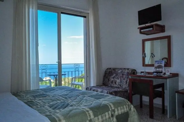 Tek Büyük veya İki Ayrı Yataklı Oda, Balkon, Deniz Manzaralı