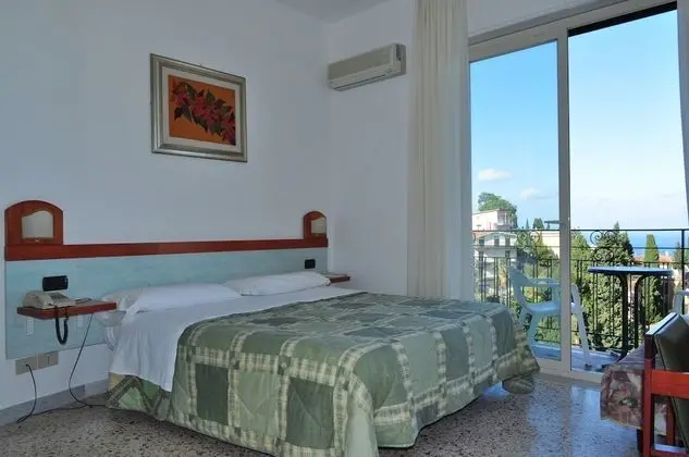 Tek Büyük veya İki Ayrı Yataklı Oda, Balkon, Deniz Manzaralı