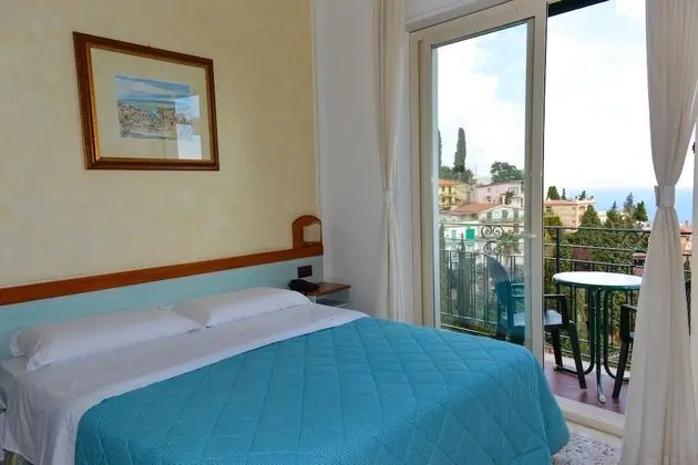 Tek Büyük veya İki Ayrı Yataklı Oda, Balkon, Deniz Manzaralı