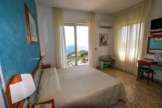 Tek Büyük veya İki Ayrı Yataklı Oda, Balkon, Deniz Manzaralı