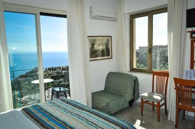 Tek Büyük veya İki Ayrı Yataklı Oda, Balkon, Deniz Manzaralı