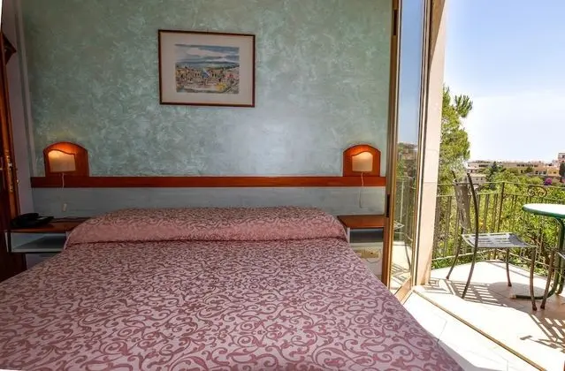 Tek Büyük veya İki Ayrı Yataklı Oda, Kısmi Deniz Manzaralı